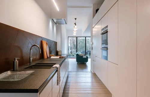 Antwerp Casa | Huswell - Charming retreat, 15 Minutes to Station