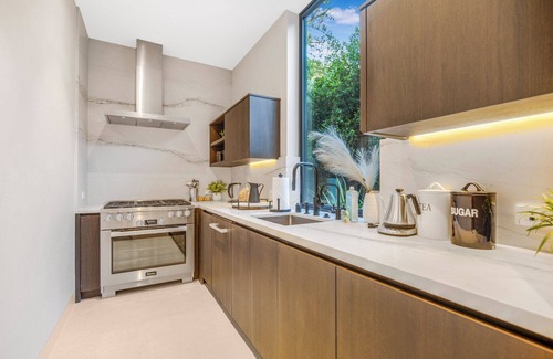 Beverly Hills Casa | Hutton Villa - Luxury Modern Retreat in Iconic Beverly Hills Oasis