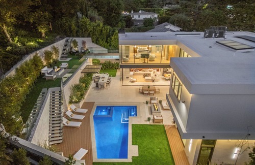 Beverly Hills Casa | Hutton Villa - Luxury Modern Retreat in Iconic Beverly Hills Oasis