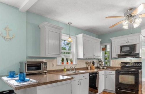 Hyannis Casa | Hyannis Charmer walk to Main St.