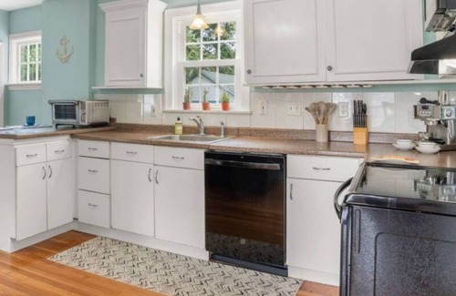 Hyannis Casa | Hyannis Charmer walk to Main St.