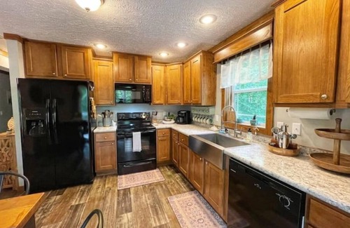 Pittsville Cabaña | Hycliff Lodge- 3 br, 2 ba Waterfront Getaway