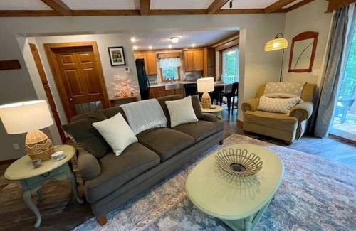 Pittsville Cabaña | Hycliff Lodge- 3 br, 2 ba Waterfront Getaway