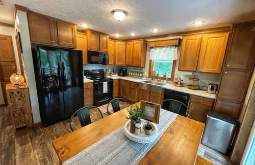 Pittsville Cabaña | Hycliff Lodge- 3 br, 2 ba Waterfront Getaway