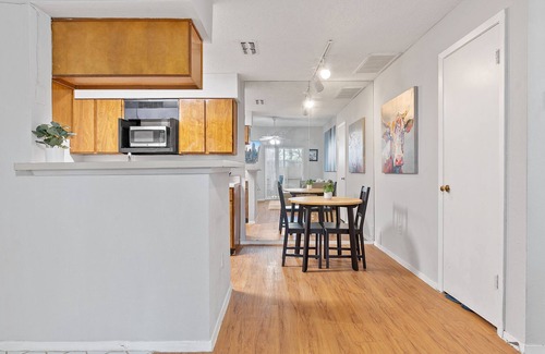 North University Apartamento | Hyde Park Haven: Prime Location Near UT & Downtown