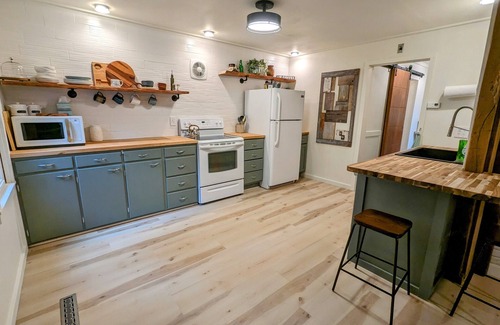 Lynxville Casa | Hygge Hideaway. Pet friendly, cozy retreat & 3 minute walk to the river!