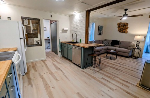 Lynxville Casa | Hygge Hideaway. Pet friendly, cozy retreat & 3 minute walk to the river!