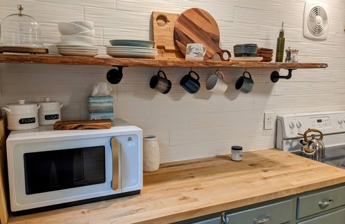 Lynxville Casa | Hygge Hideaway. Pet friendly, cozy retreat & 3 minute walk to the river!