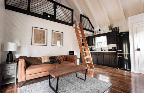 Cashes Valley Cabina | Hygge Hollow Cabin on Fightingtown Creek