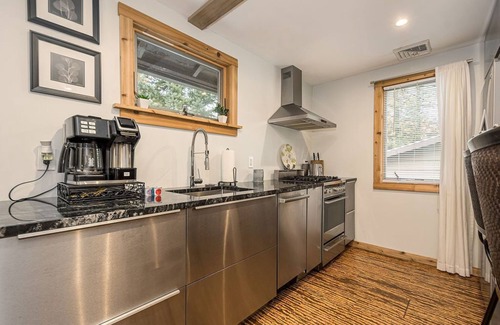 Brownfield Condominio | Hygge House | 1BR,1BA, Hot Tub, Dog Friendly