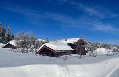 B Cabina | Hyggelig Hytte med Sauna og Innendørs Boblebadekar. Nær Skibakken og Sommarland