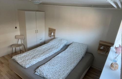 Herning Apartamento | Hyggelig & lys kælderlejlighed