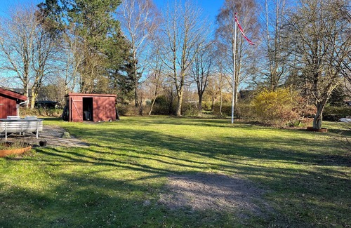 Maribo Cabaña | Hyggelig og Familievenligt Ø-sommerhus Omgivet af Vand, Natur og Rigeligt med ro