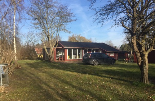 Maribo Cabaña | Hyggelig og Familievenligt Ø-sommerhus Omgivet af Vand, Natur og Rigeligt med ro