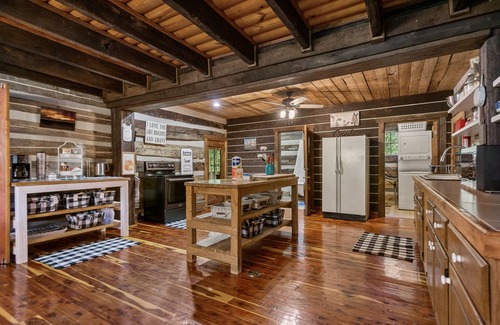 Baxter Cabina | Hyland Woods (Dog-Friendly)