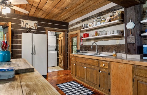 Baxter Cabina | Hyland Woods (Dog-Friendly)
