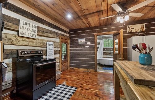 Baxter Cabina | Hyland Woods (Dog-Friendly)