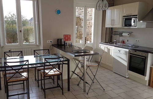 Dinan Casa | Hiper centro, de una planta con gran terraza tranquila en las murallas.