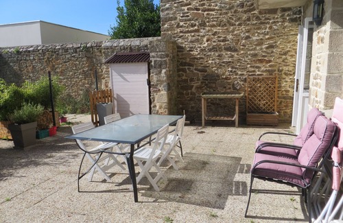 Dinan Casa | Hiper centro, de una planta con gran terraza tranquila en las murallas.