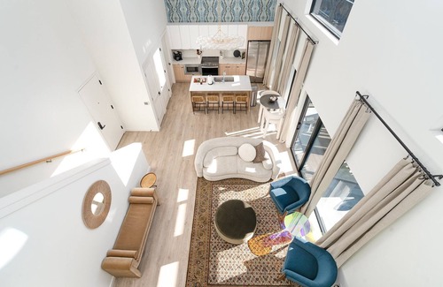 The Gulch Casa | Hyve - Halo - Pool & Gym - Large Private Balcony