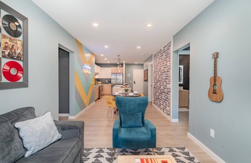 Downtown Nashville Casa | Hyve - Neon Nights - Pool & Gym - Walk to Broadway