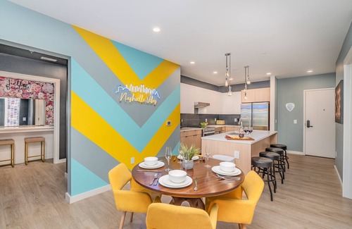 Downtown Nashville Casa | Hyve - Neon Nights - Pool & Gym - Walk to Broadway