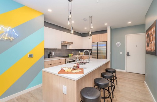 Downtown Nashville Casa | Hyve - Neon Nights - Pool & Gym - Walk to Broadway