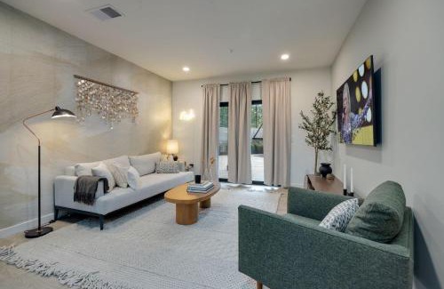 Downtown Nashville Casa | Hyve - Timber Blanc - Walk to Broadway