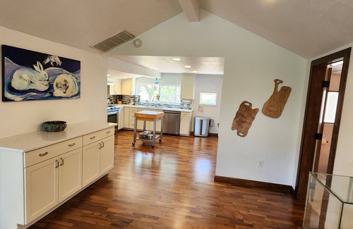 Yreka Casa | I-5 adjacent Bigfoot-themed Home