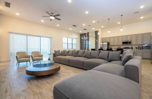 Florida Central Atlantic Coast Casa | STOP! Epic 15BR Movie-Themed Villa – 5824