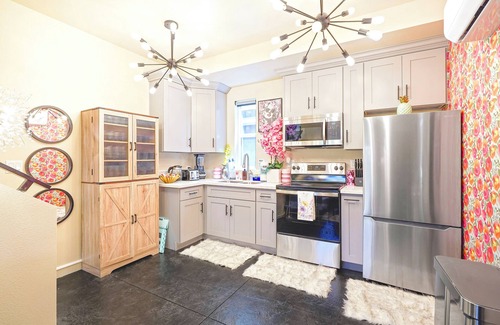 North Hills East Casa | I. Lovely Family Home Near Universal + Hollywood with Patio, Balcony, & Parking