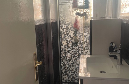 Saint-Sebastien-sur-Loire Condominio | I rent a bedroom, a living room, a kitchen, a toilet and a shower room.