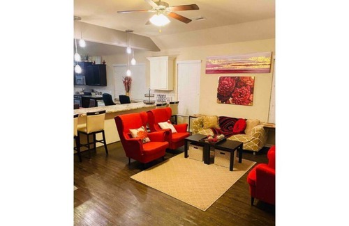 Spring Casa | IAH Houston Airport 4 King/ 1Qn 25 min to Downtown/Turkey Leg Hut