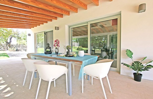 Llubi Casa | Finca moderna y elegante con gran piscina y jardín, árboles frutales, parrilla al aire libre.