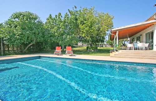 Llubi Casa | Finca moderna y elegante con gran piscina y jardín, árboles frutales, parrilla al aire libre.