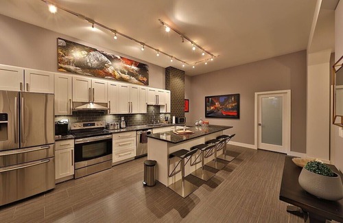 Downtown Edmonton Apartamento | Ice District | 2 Kings | Private Parking | Patio