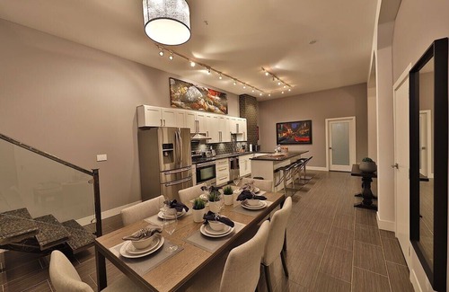 Downtown Edmonton Apartamento | Ice District | 2 Kings | Private Parking | Patio