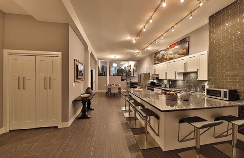 Downtown Edmonton Apartamento | Ice District | 2 Kings | Private Parking | Patio