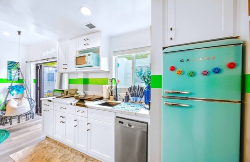 North Hollywood Casa | Iconic "2 in 1" Haven near Universal Studios: 2 Hot Tubs, Sleeps 21, Parking!