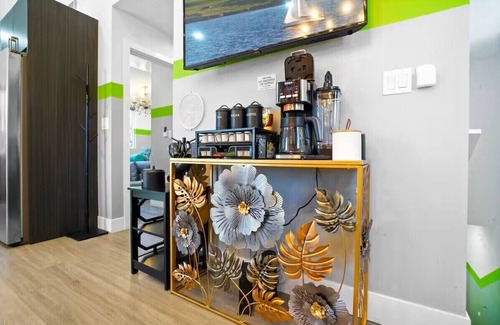 North Hollywood Casa | Iconic "2 in 1" Haven near Universal Studios: 2 Hot Tubs, Sleeps 21, Parking!