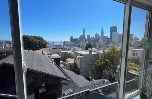 Financial District Cabaña | Iconic 2BR, Bay Views, Walk to SF Landmarks- Detached Cottage, at the Park