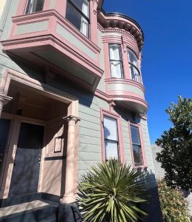 Russian Hill Apartamento | Iconic 3 bedroom with Sweping Bay City Views, 100 Walk Score