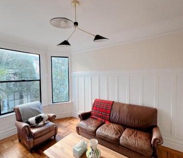 Russian Hill Apartamento | Iconic 3 bedroom with Sweping Bay City Views, 100 Walk Score