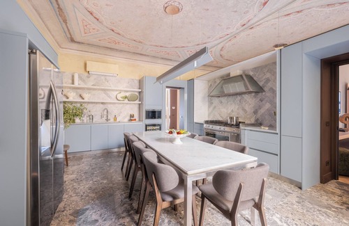 Santa Croce Apartamento | Awesome 4 Bed Deluxe Palazzo in central Florence with Complimentary Wine Tasting