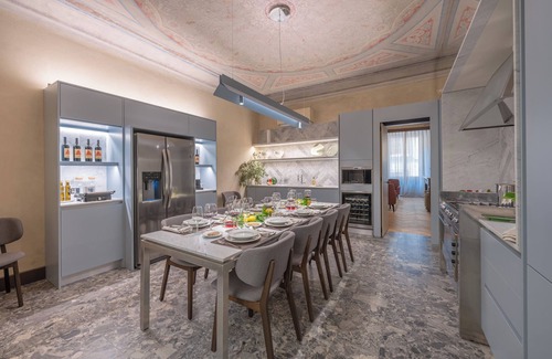 Santa Croce Apartamento | Awesome 4 Bed Deluxe Palazzo in central Florence with Complimentary Wine Tasting