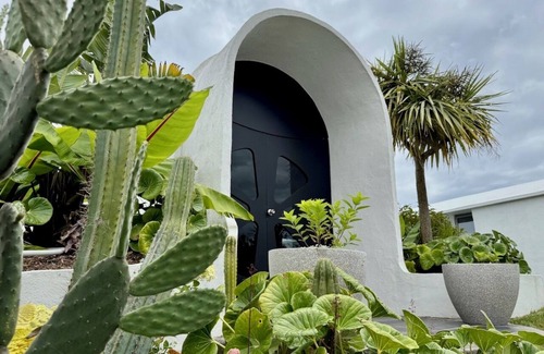 Peka Peka Casa | Iconic & Curvaceous Beach House