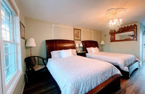Wolfville Cama Y Desayuno | Iconic Gingerbread House Inn