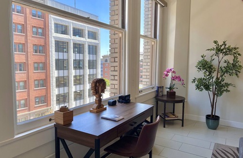 Downtown Los Angeles Condominio | Iconic Heart of DTLA Loft with Rooftop Pool/Jacuzzi/Skyline