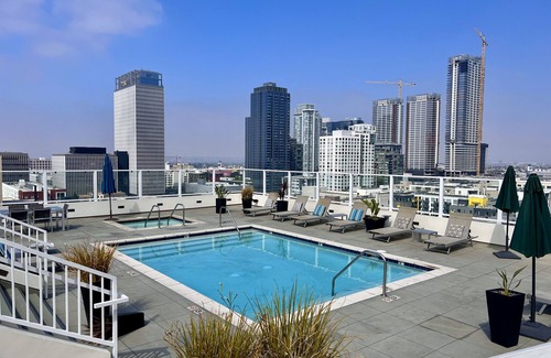 Downtown Los Angeles Condominio | Iconic Heart of DTLA Loft with Rooftop Pool/Jacuzzi/Skyline