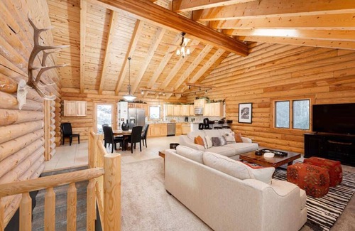Idaho Springs Casa | Iconic Log Cabin Escape | Idaho Springs | Hot Tub
